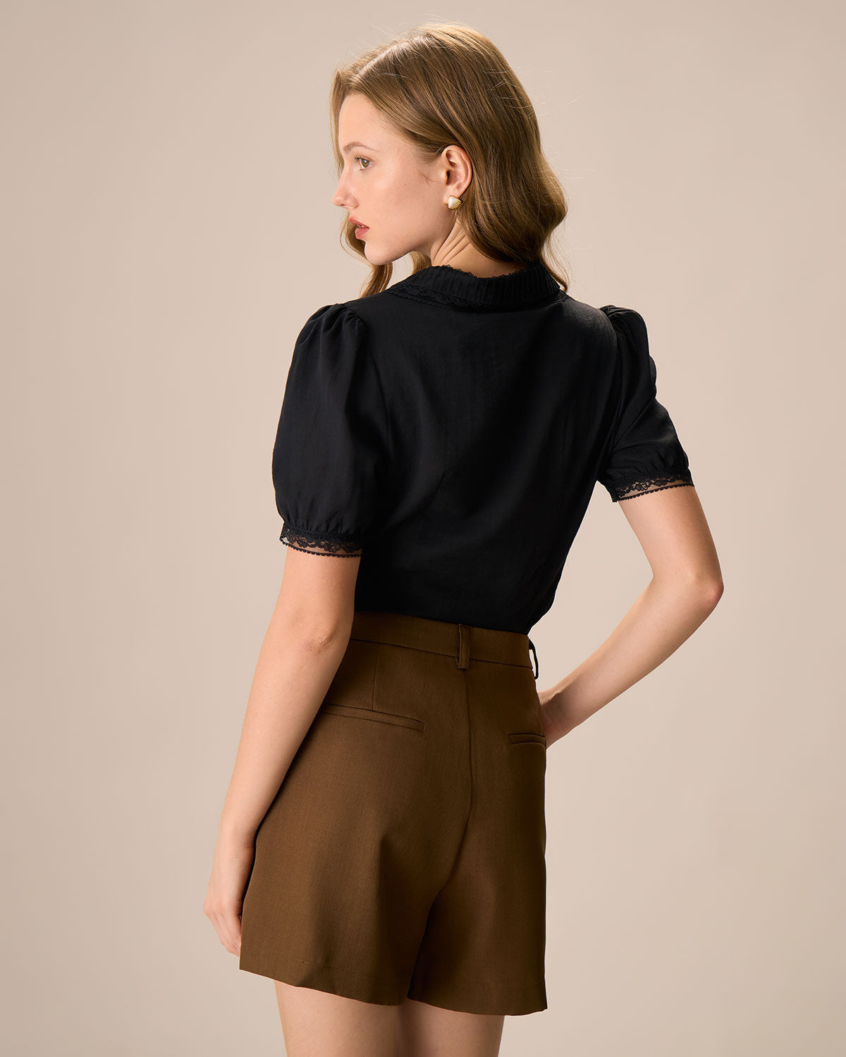 Blusa de Algodón Negra para Mujer con Cuello Chelsea y Detalle de Encaje