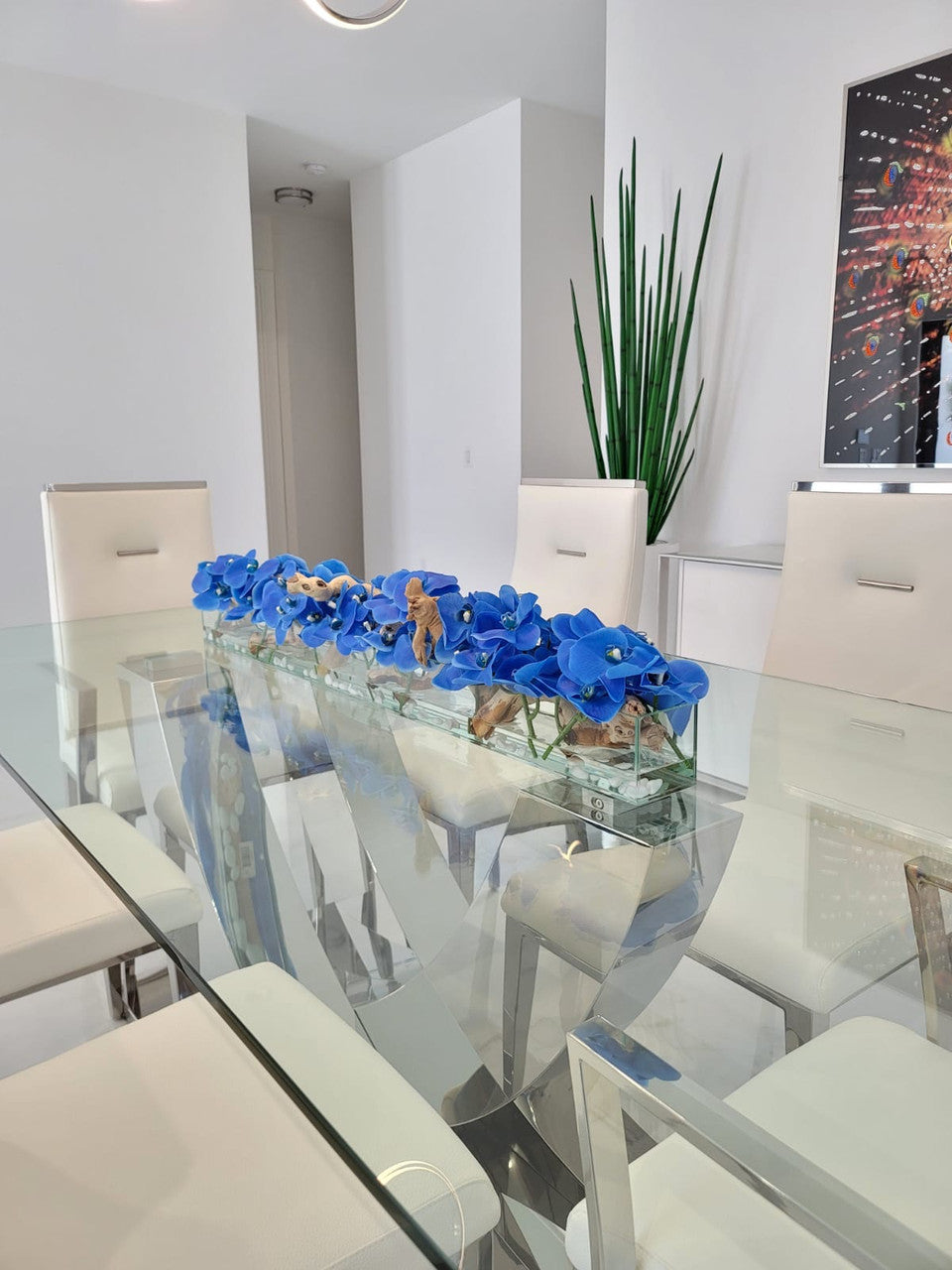 Arreglo de Orquídeas Phalaenopsis Azules en Maceta de Vidrio Casa Moderna