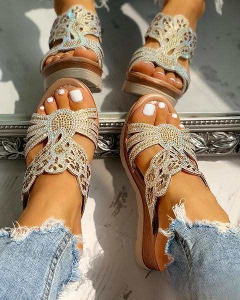 Gianna - Eleganckie sandały na koturnie z platformą i ćwiekami, idealne na okazje nieformalne