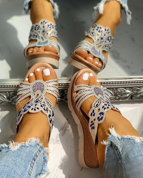 Gianna - Eleganckie sandały na koturnie z platformą i ćwiekami, idealne na okazje nieformalne