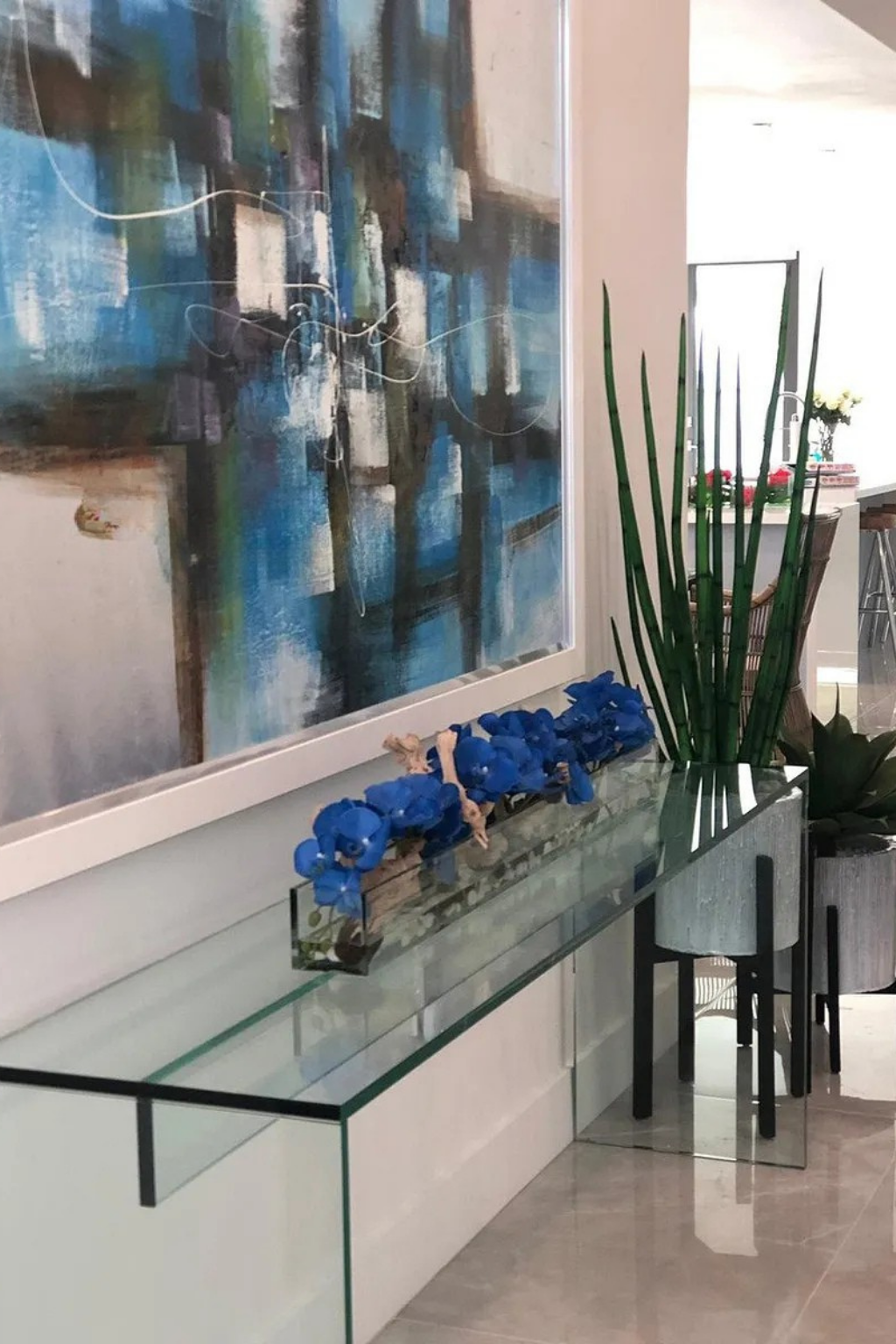 Orquídeas Phalaenopsis Azules en Plato de Vidrio Casa Moderna