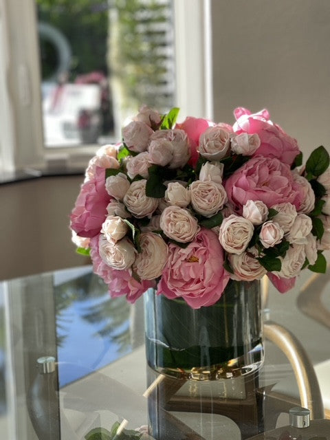 Arreglo de Peonías Rosadas y Rosas Blush en Jarrón de Vidrio