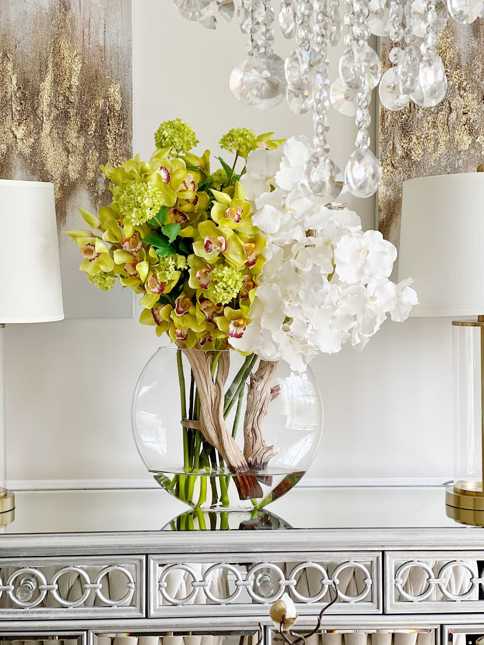 Arreglo de Orquídeas Cymbidium Verdes y Orquídeas Vanda Blancas en Jarrón de Vidrio Lunar