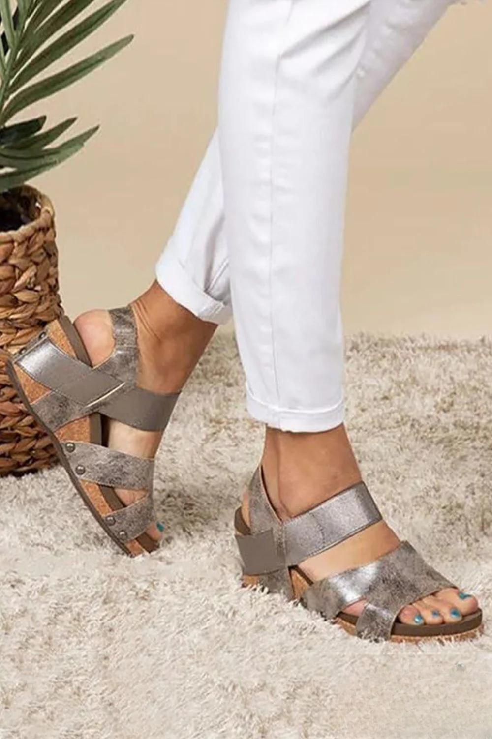 Mia - Sandały na koturnie z otwartym noskiem