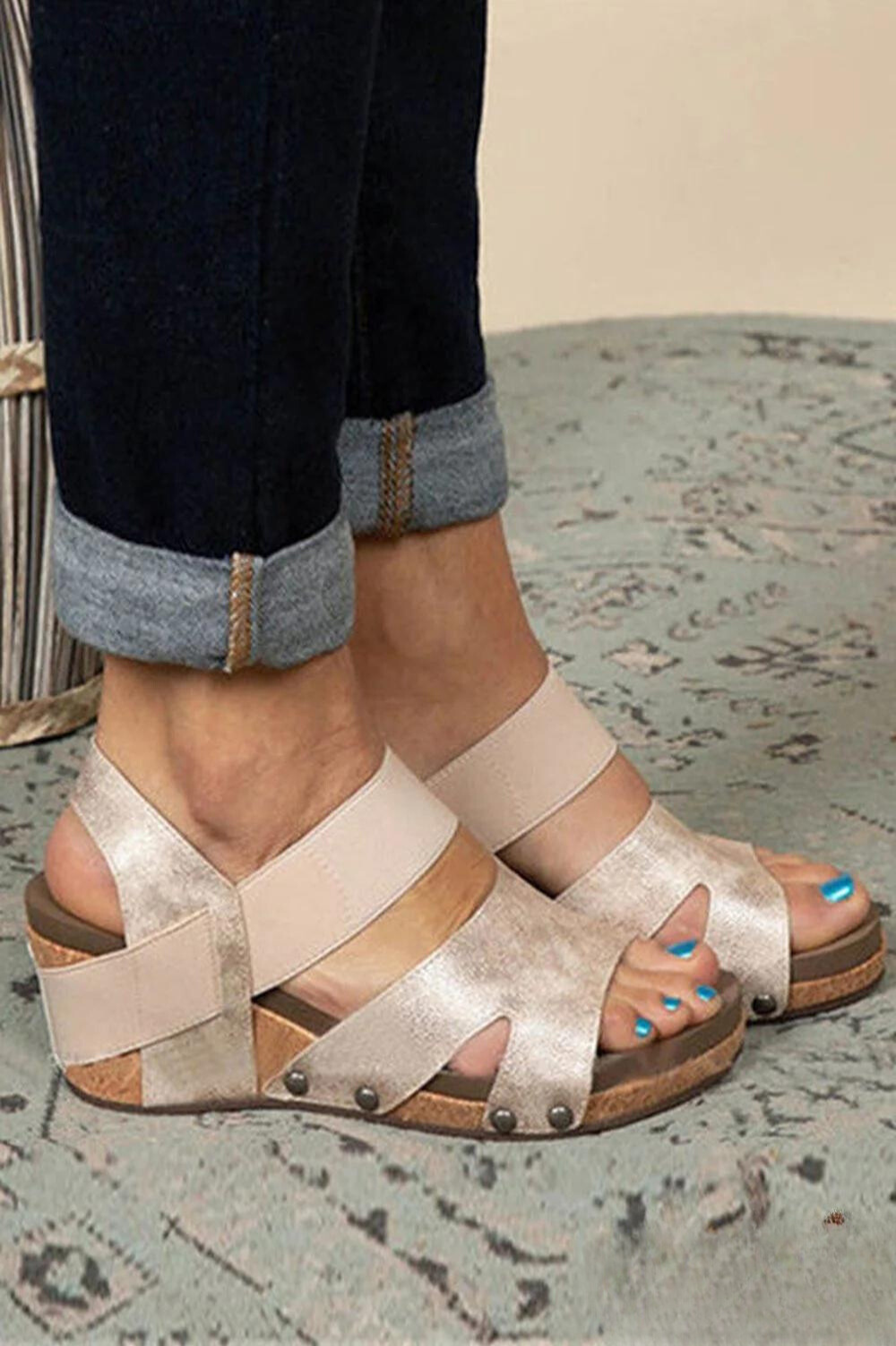 Mia - Sandały na koturnie z otwartym noskiem