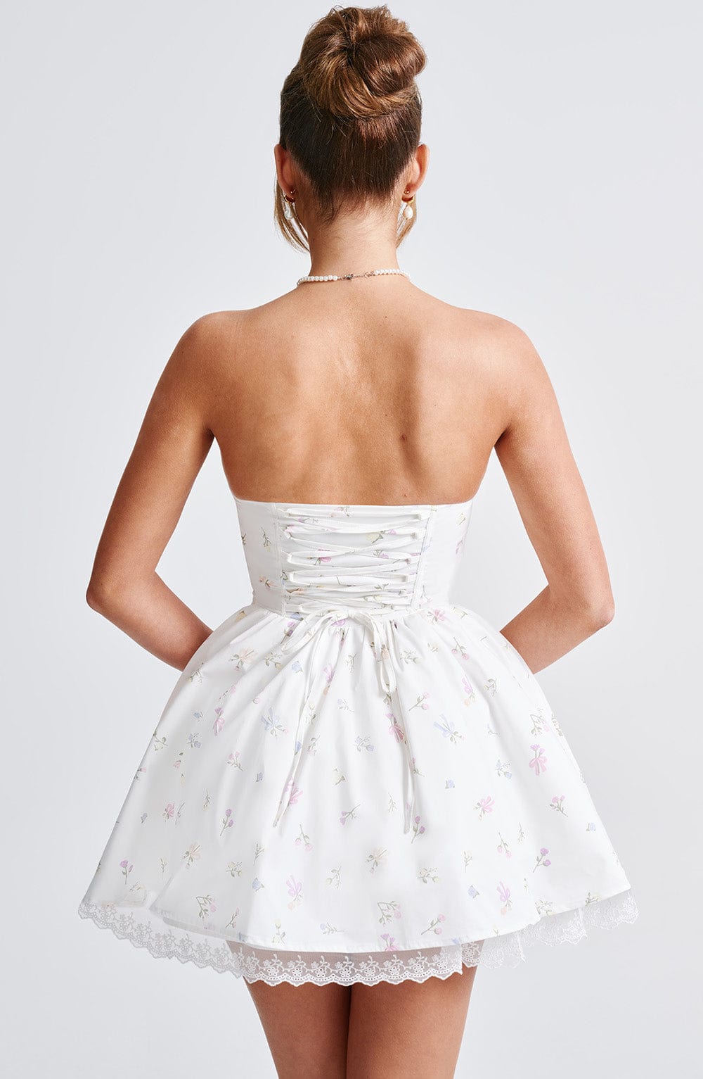 Sukienka Mini Evie - Biała z Wielobarwnym Wzorem Kwiatowym