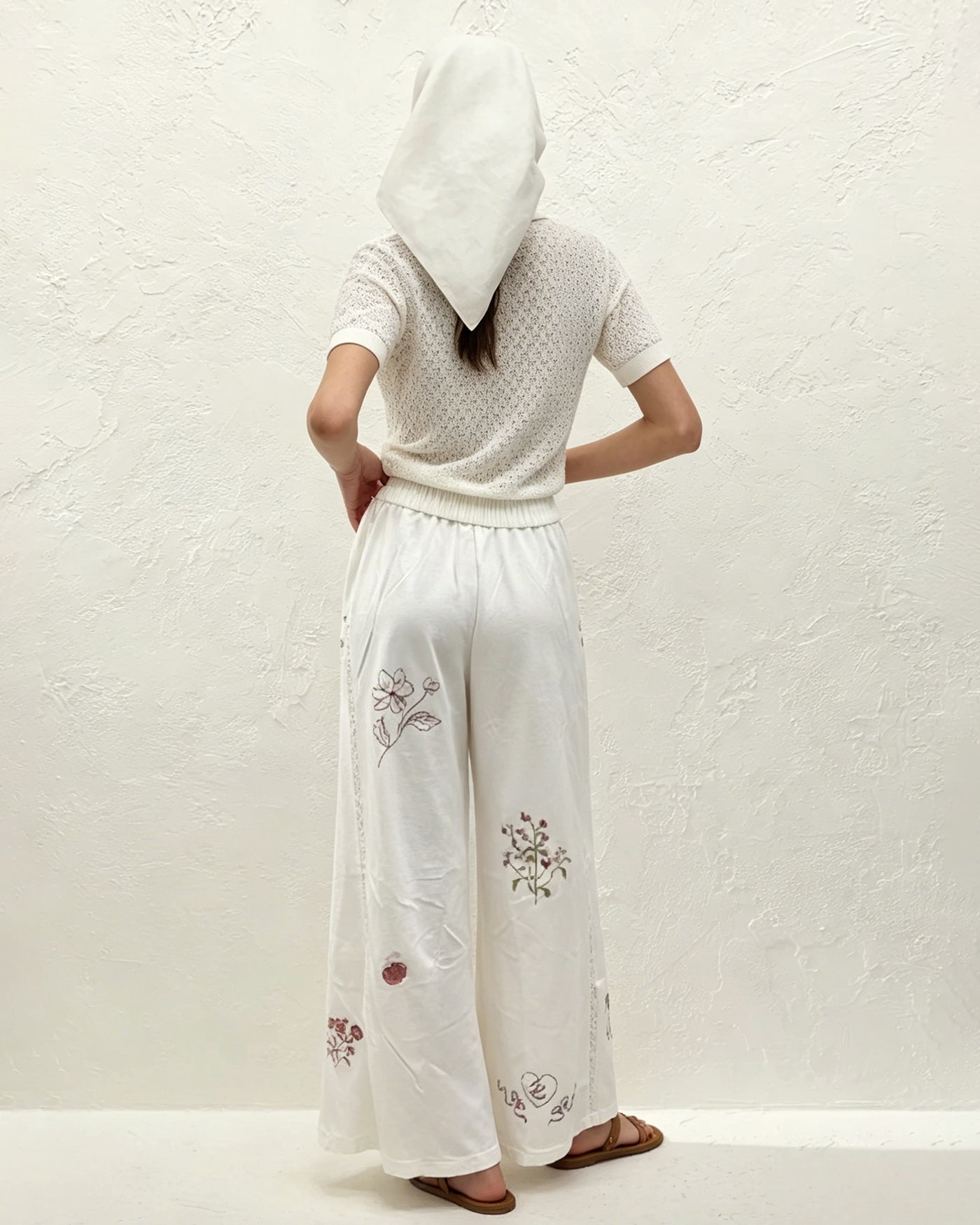 Pantalones Rectos con Bordado Floral Blanco