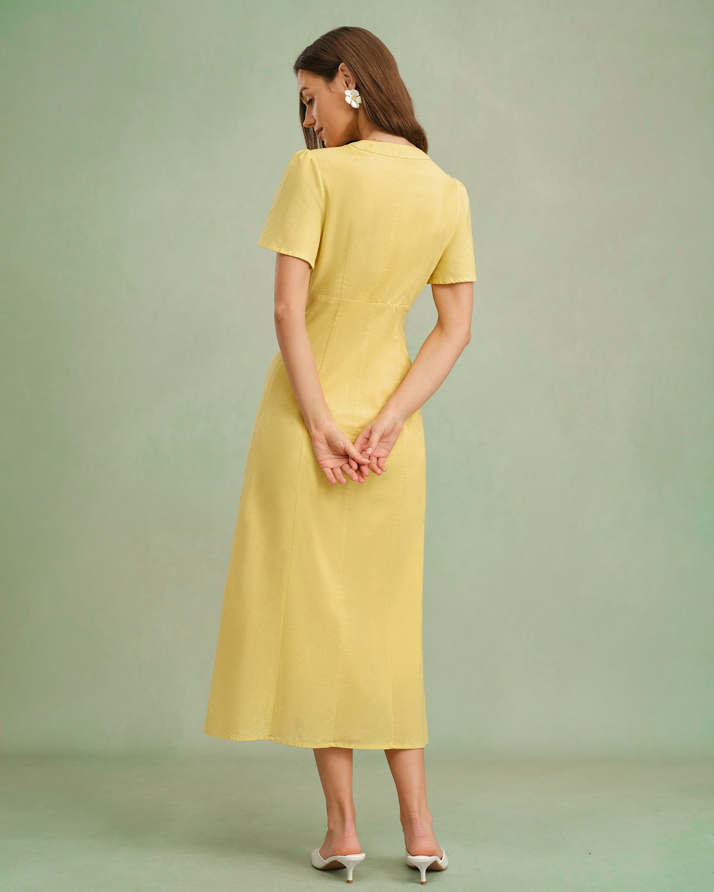 Vestido midi amarillo con cuello en V y botones