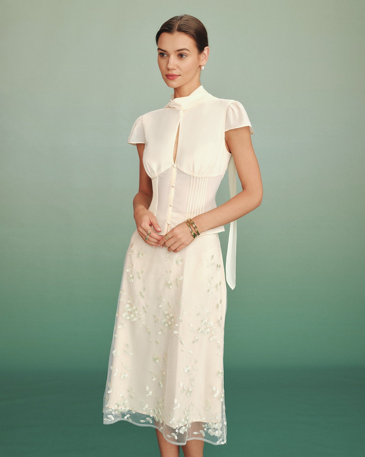 Blusa de Chifón con Cuello Alto y Botones en Albaricoque