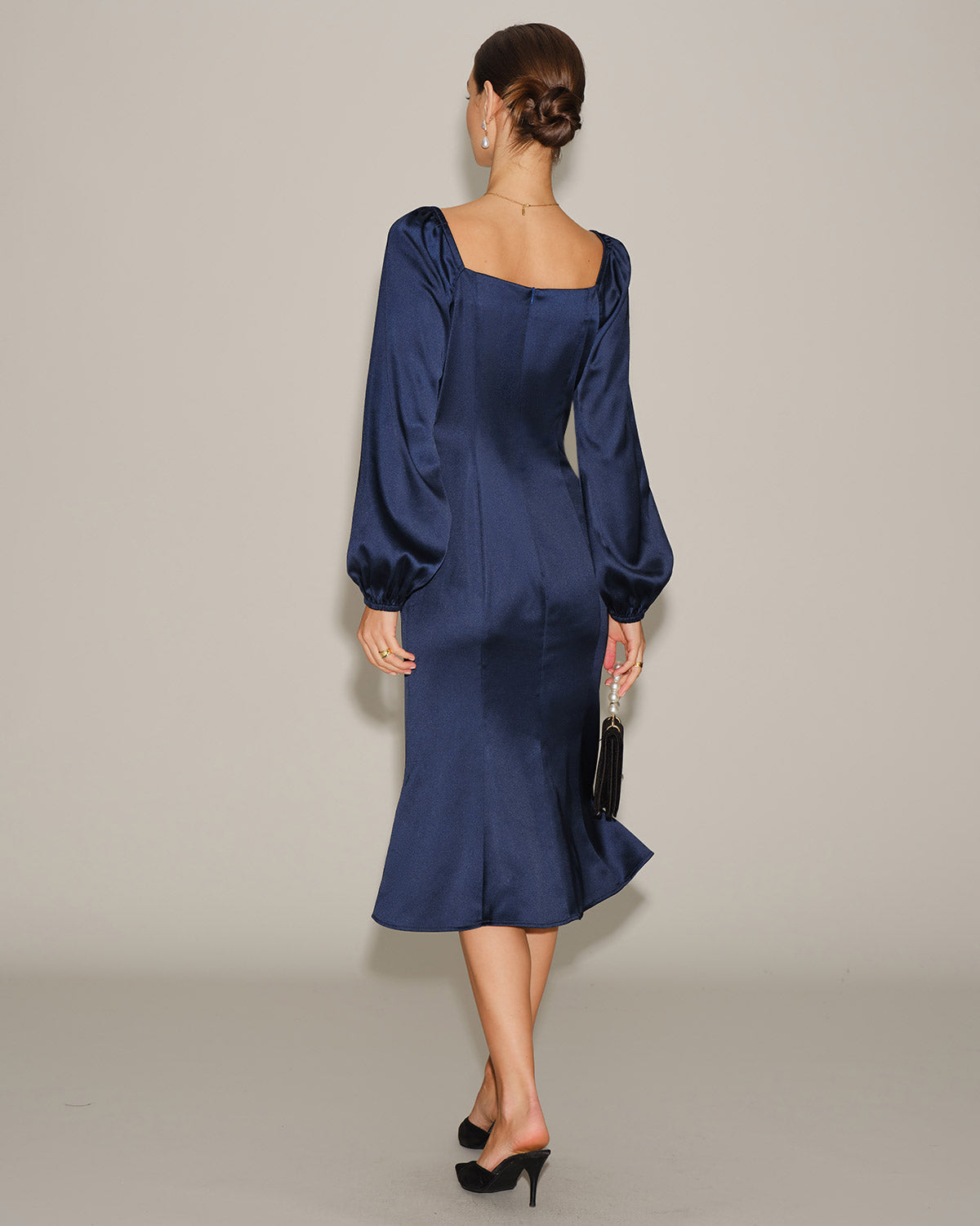 Vestido Midi Arrugado de Satén Marino con Escote en V