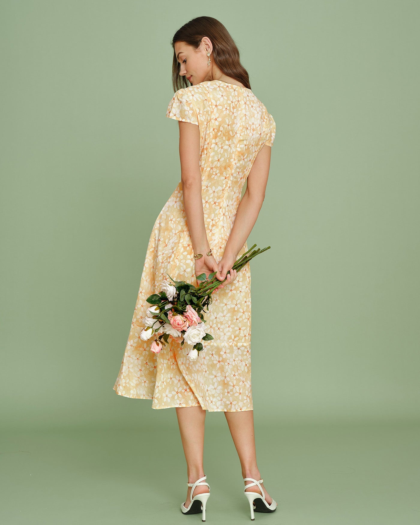 Vestido Midi Floral con Mangas Tipo Capa Amarillo