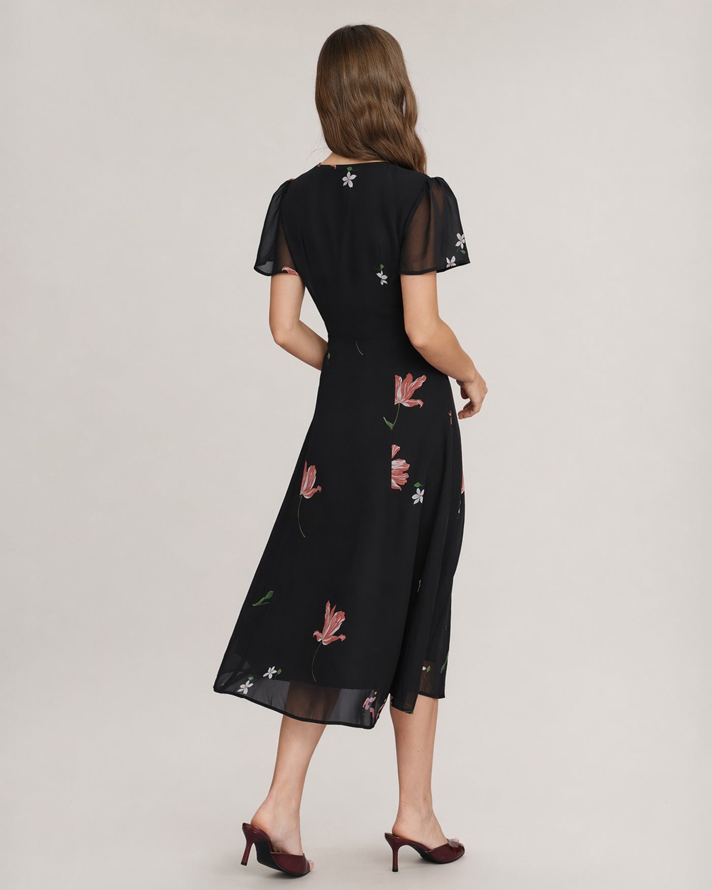 Vestido Midi Floral con Corte en Negro