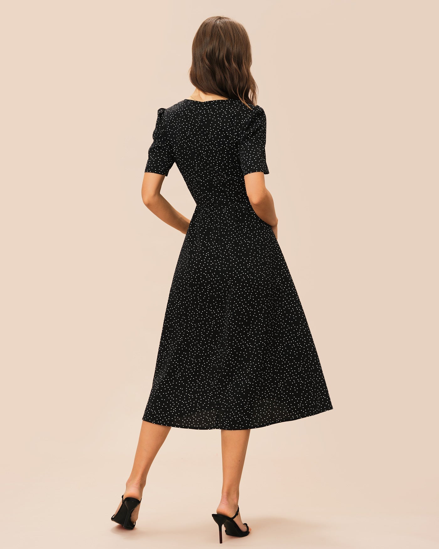 Vestido Midi Negro con Cuello en V y Lunares