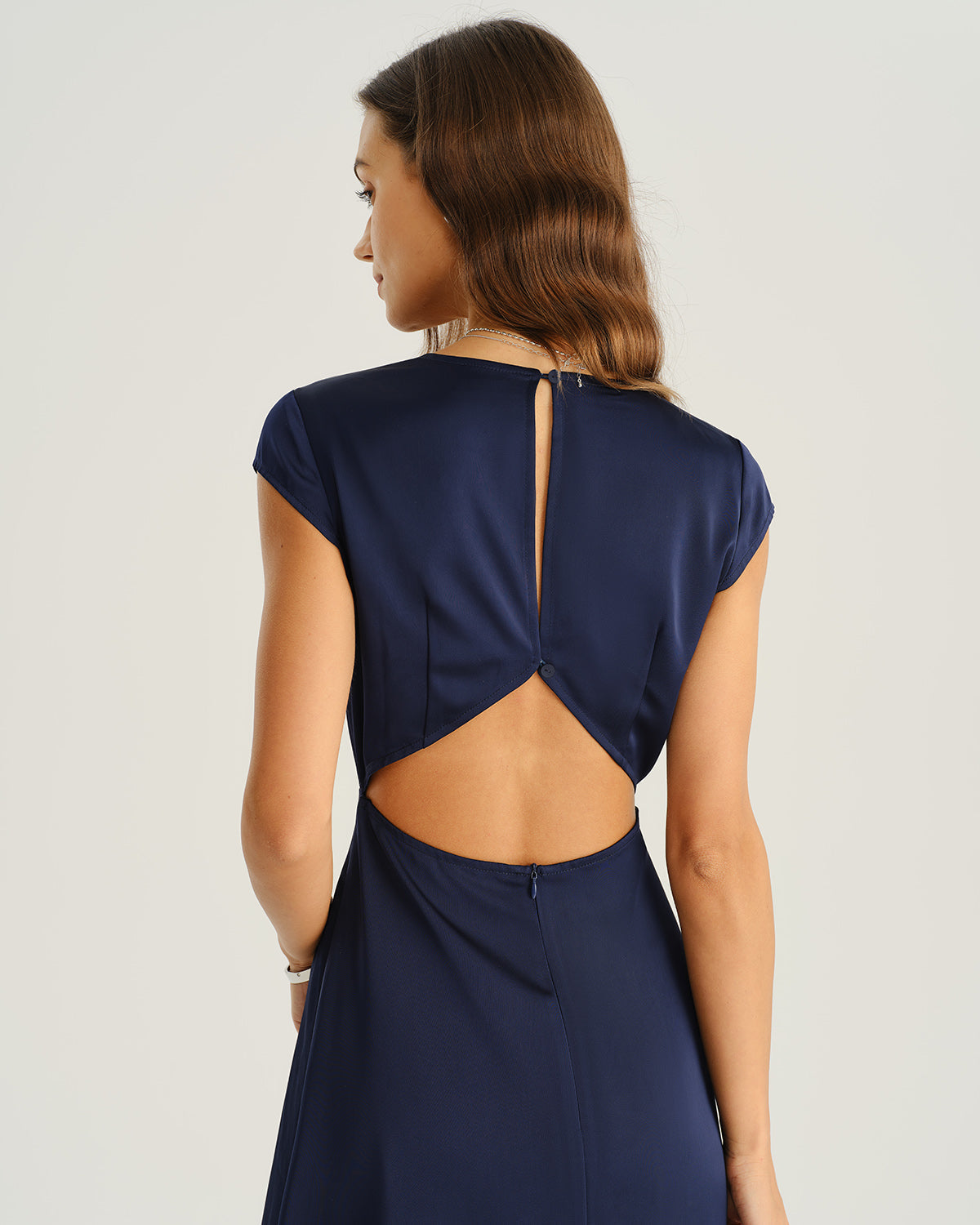 Vestido Midi de Satén Azul Marino con Corte y Abertura