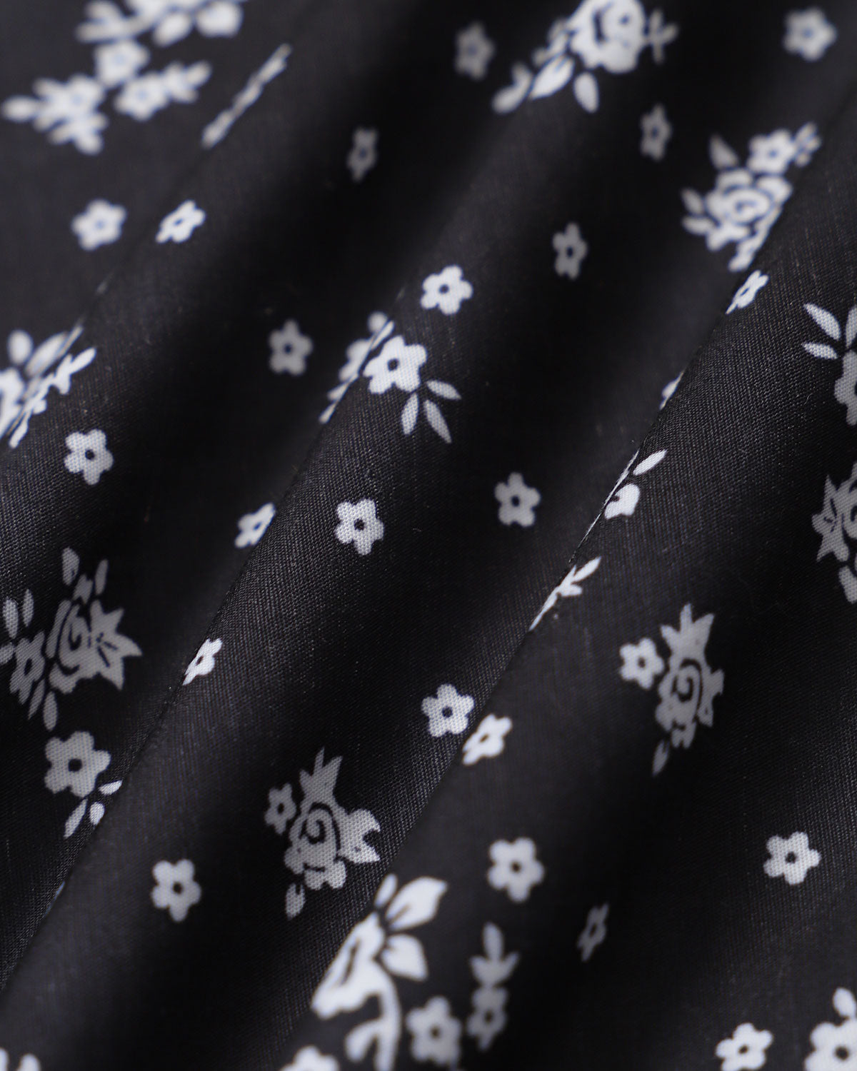 Blusa Negra con Estampado Floral de Cuello Redondo