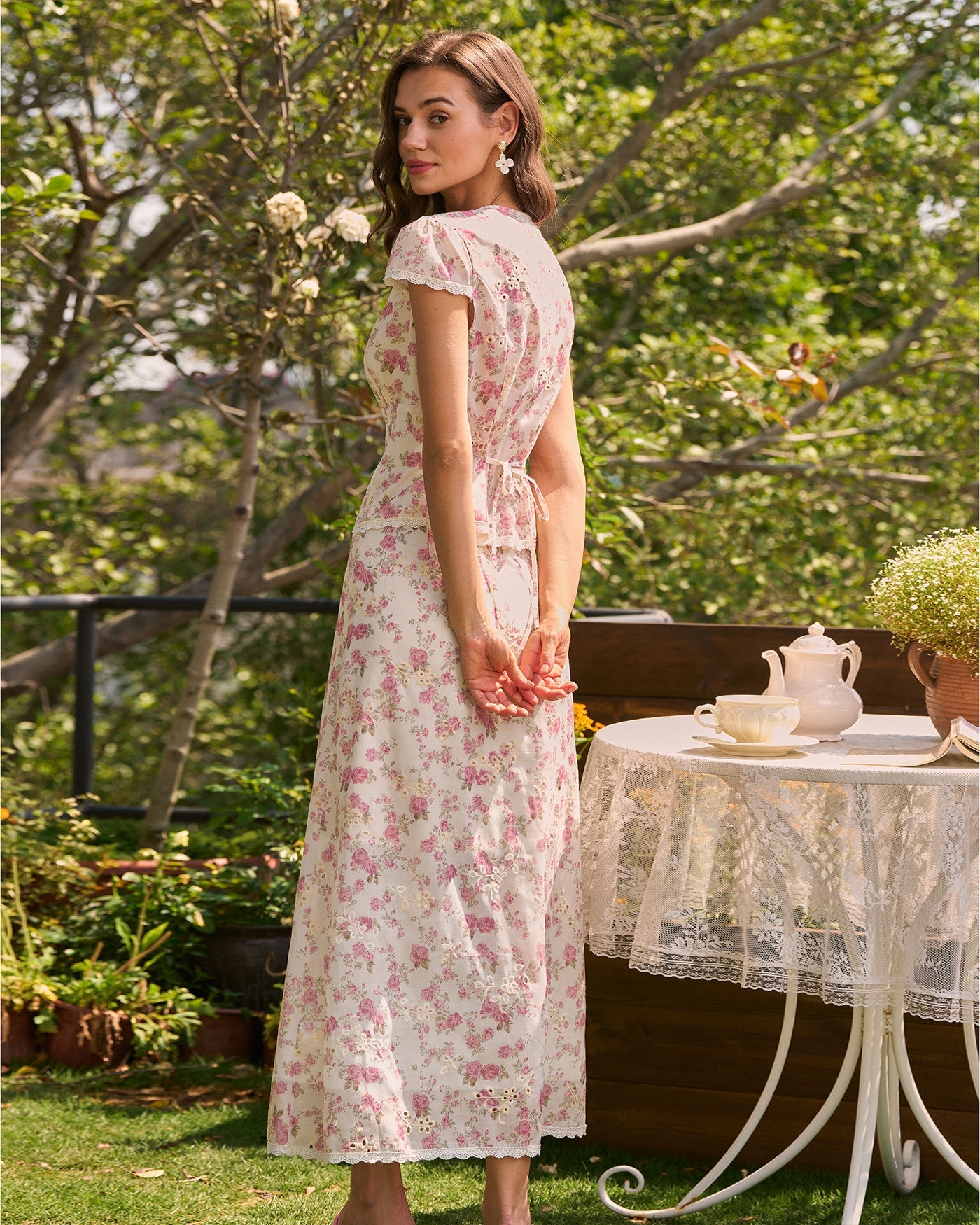 Falda Midi con Bordado Floral Rosa