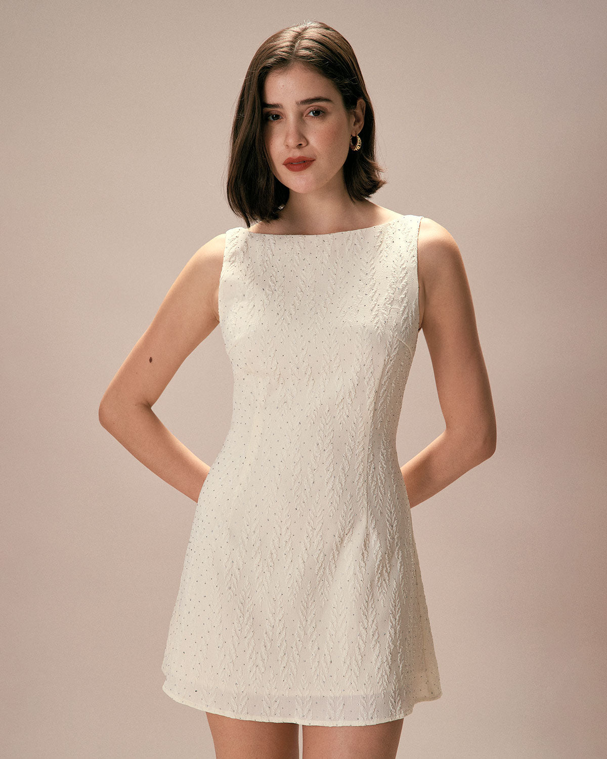 El Vestido Mini Texturizado de Cuello Barco Beige