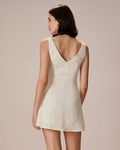 El Vestido Mini Texturizado de Cuello Barco Beige