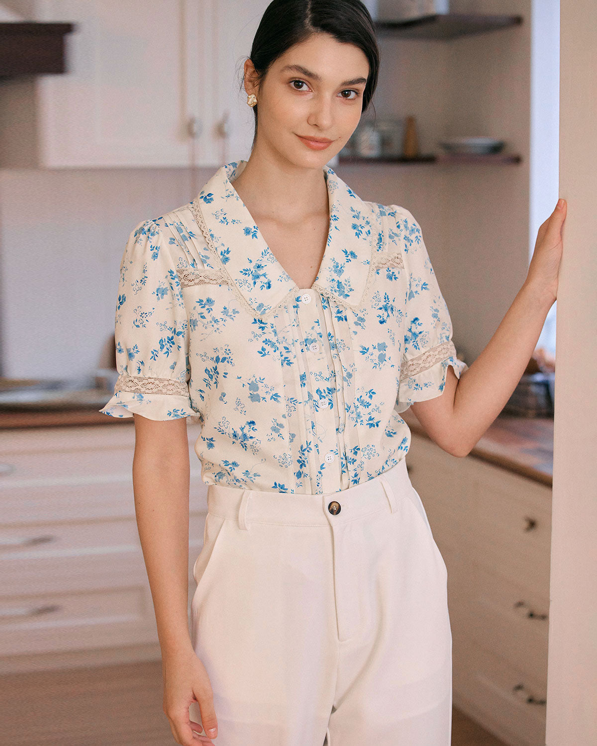 La Camisa Floral Plisada con Encaje
