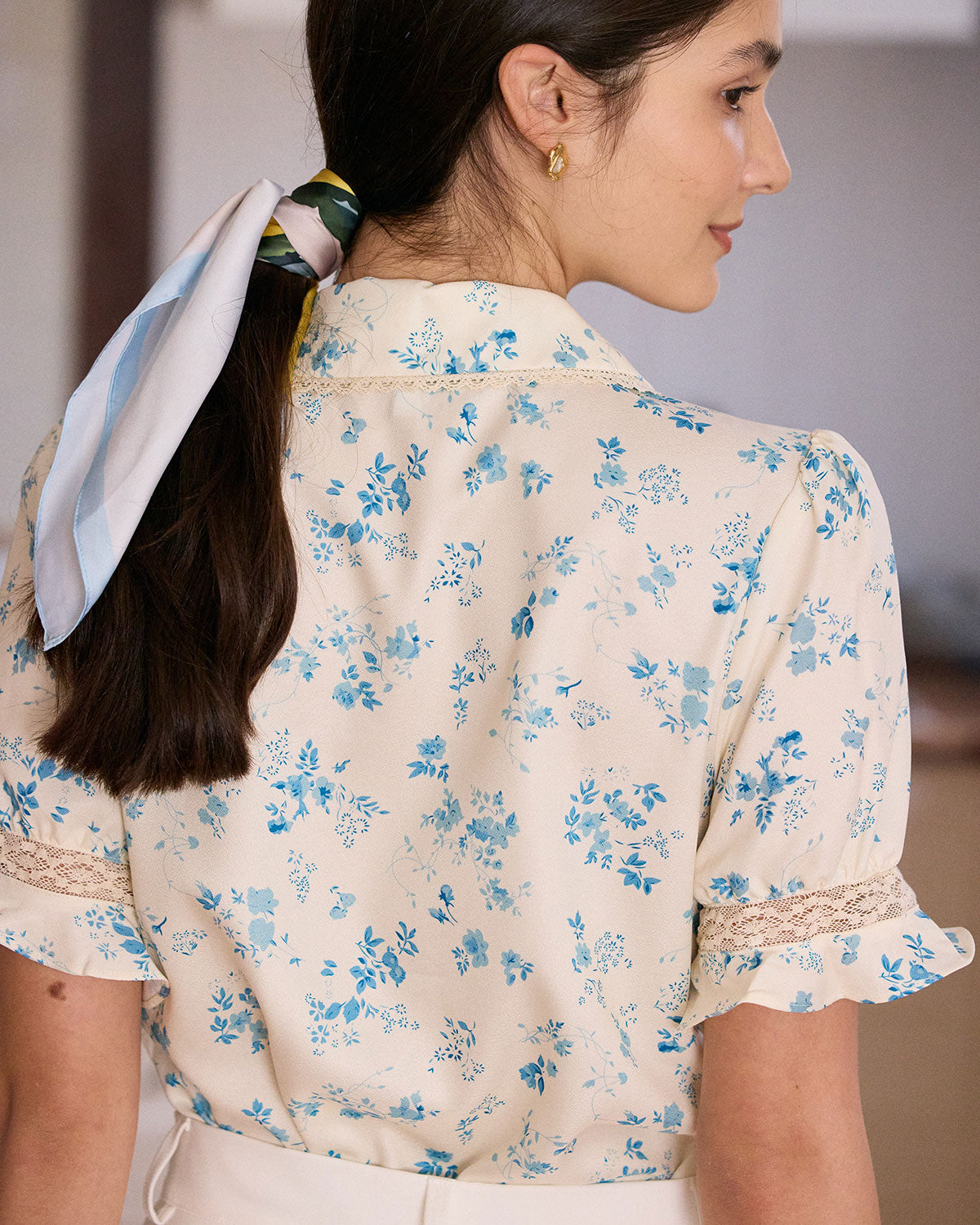 La Camisa Floral Plisada con Encaje