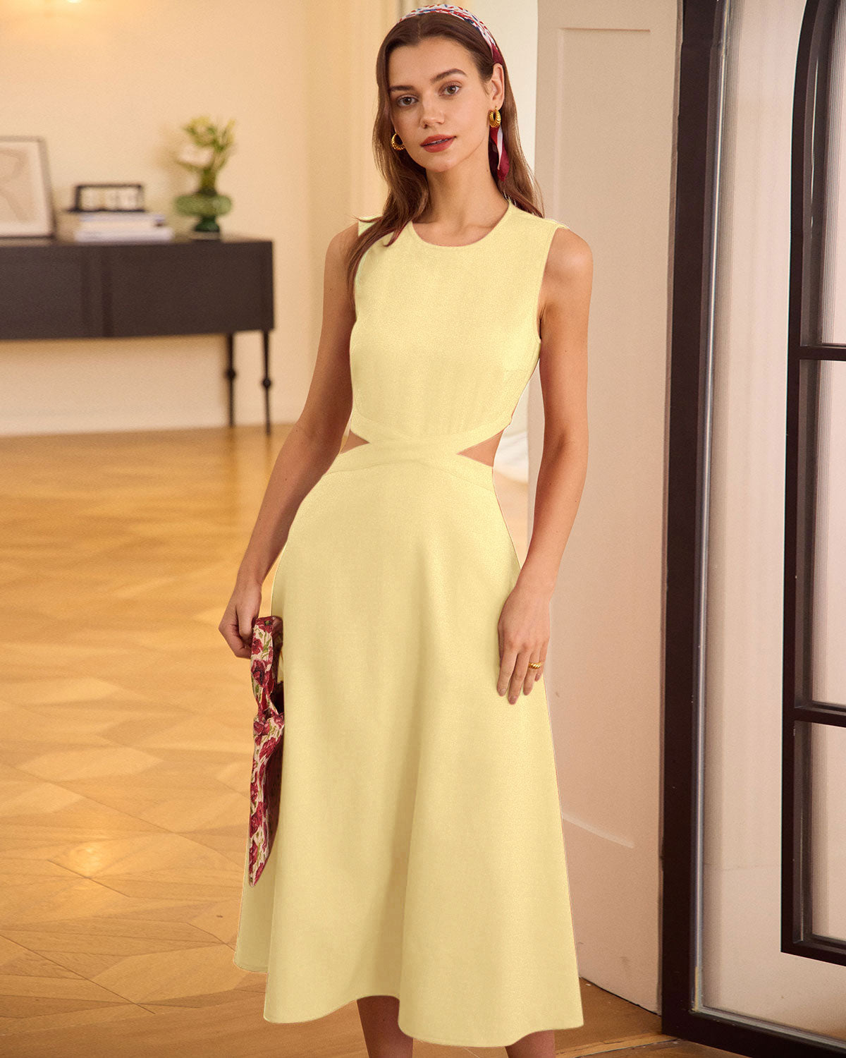 Vestido Midi Amarillo con Corte en el Cuello Redondo