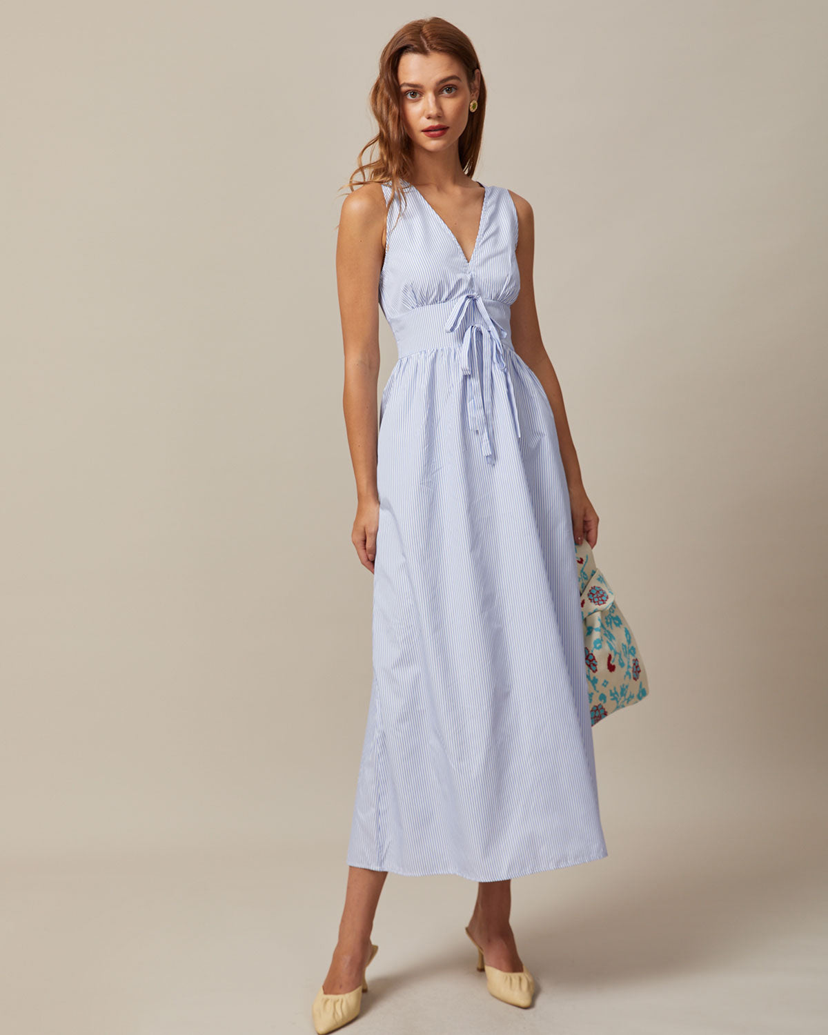 El Vestido Largo Maxi Rayado con Escote en V Azul