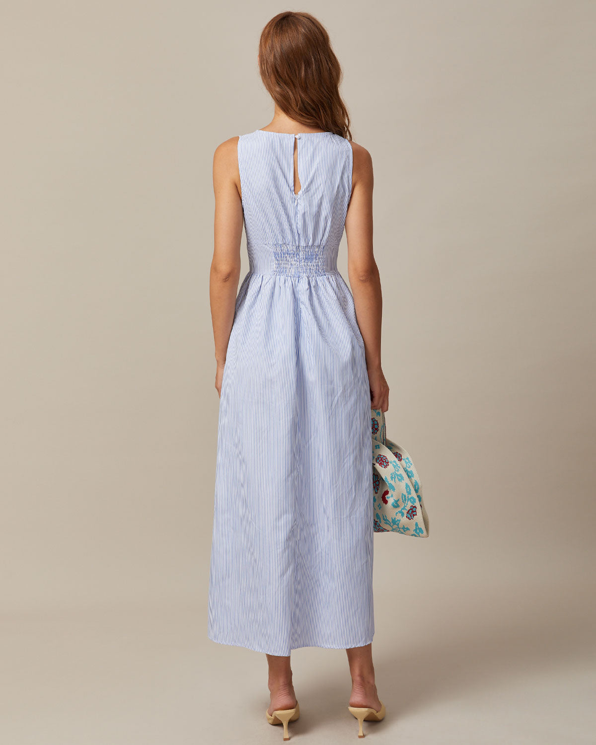 El Vestido Largo Maxi Rayado con Escote en V Azul
