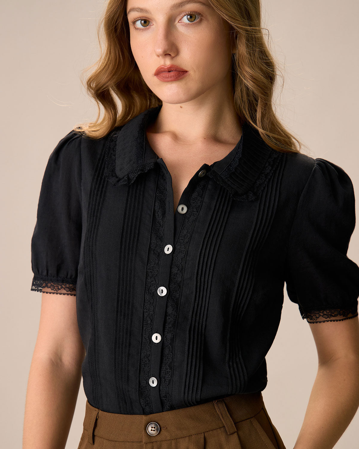 Blusa de Algodón Negra para Mujer con Cuello Chelsea y Detalle de Encaje