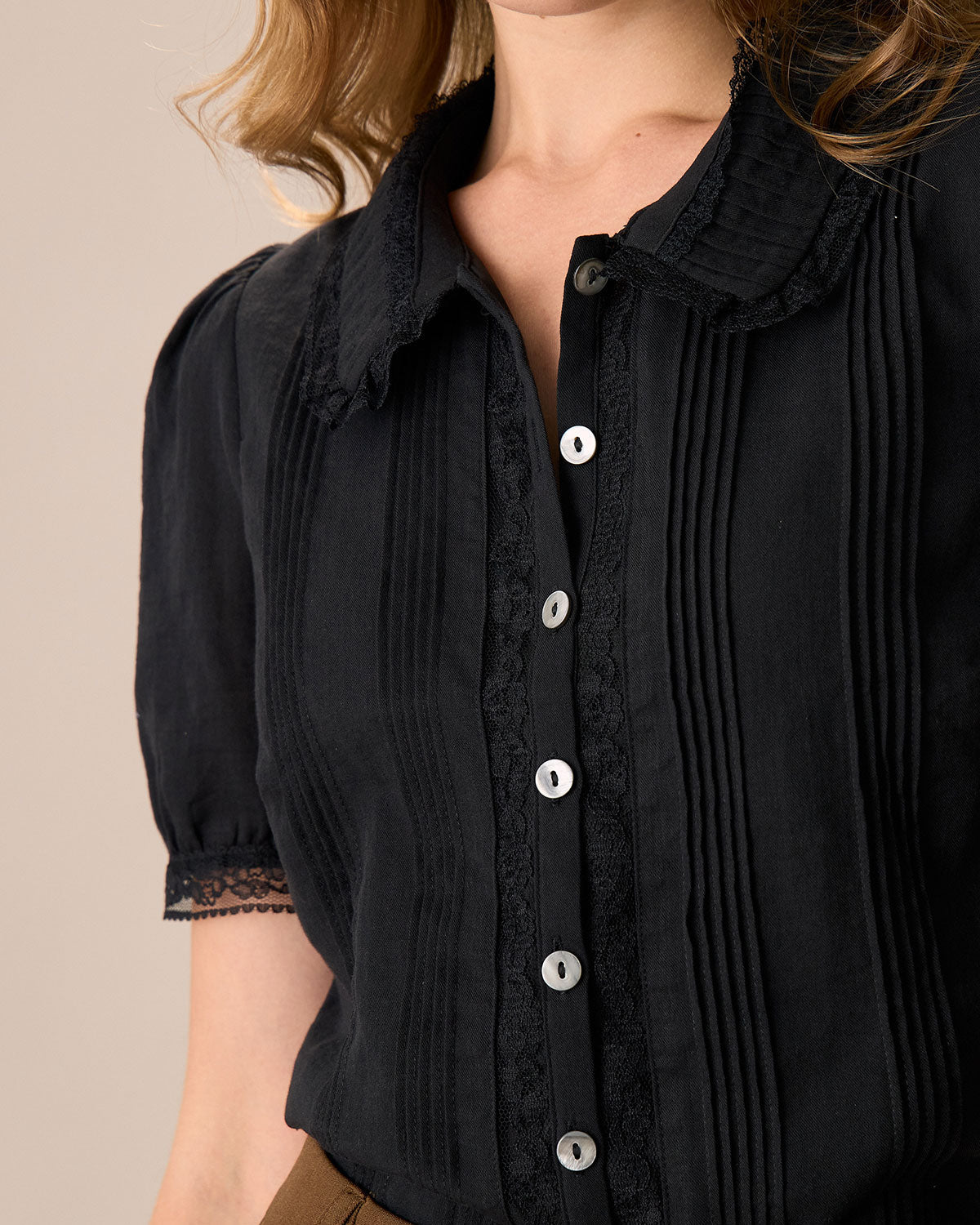 Blusa de Algodón Negra para Mujer con Cuello Chelsea y Detalle de Encaje