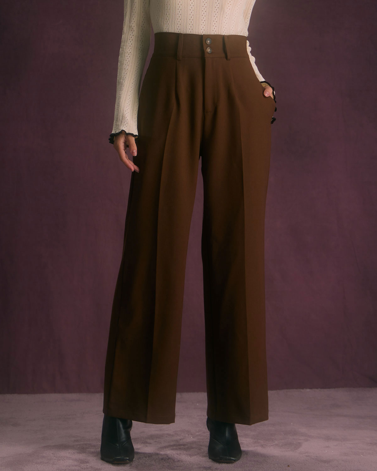 Los Pantalones Rectos con Bolsillo Inclinado y Botón