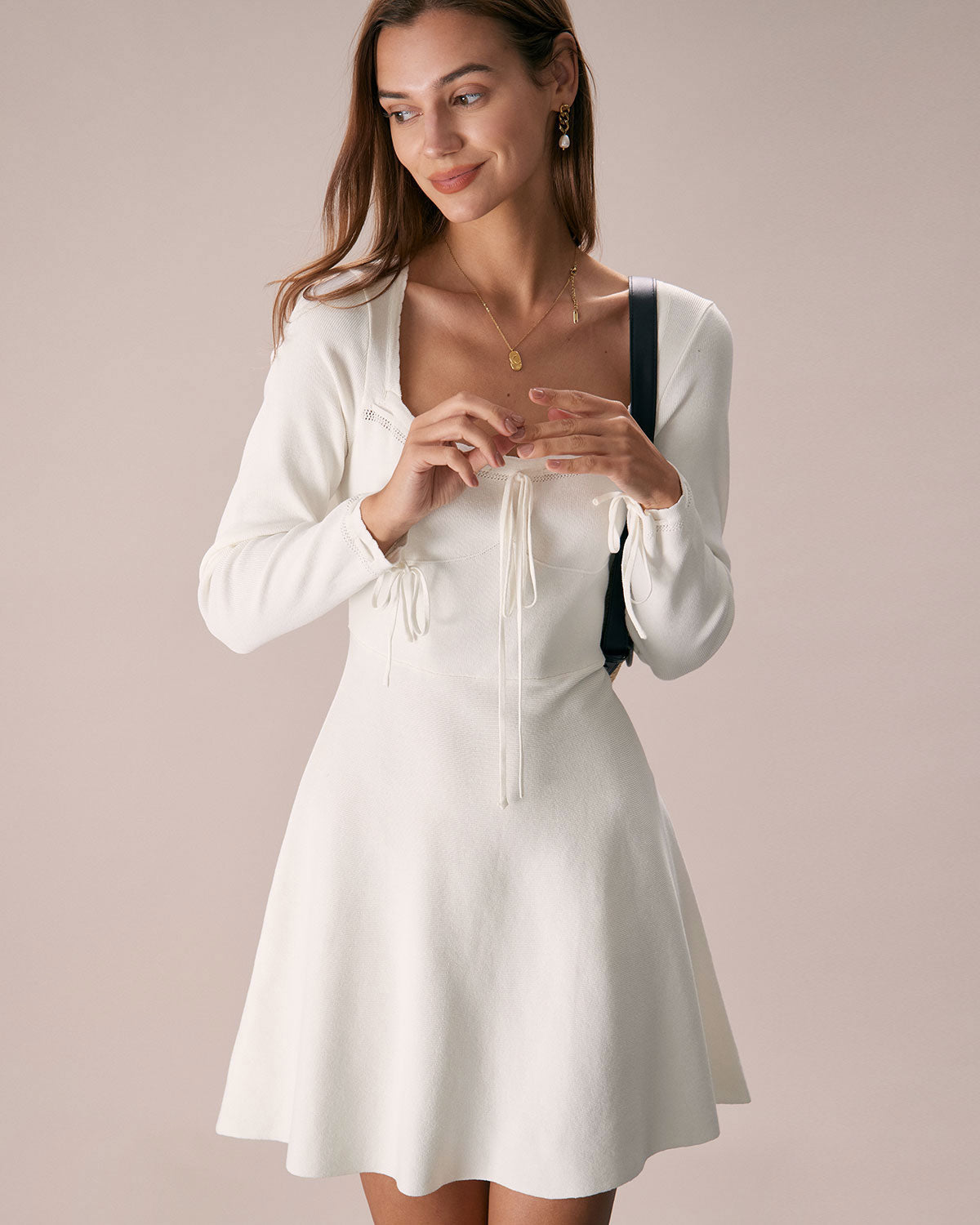 El Vestido Mini de Suéter con Cuello Cuadrado Blanco