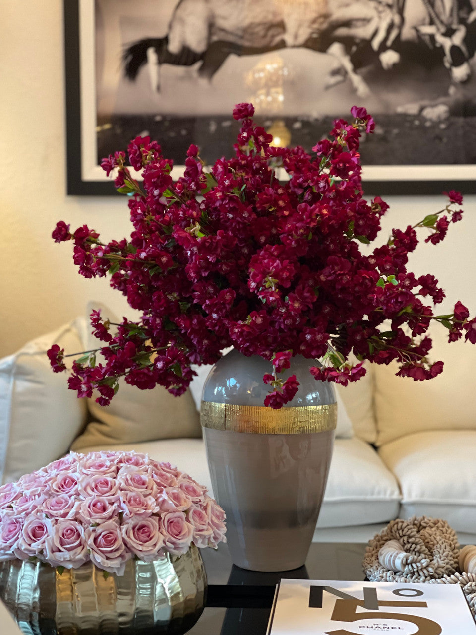 Arreglo de Flores de Cerezo Burdeos en Jarrón de Vidrio Diosa