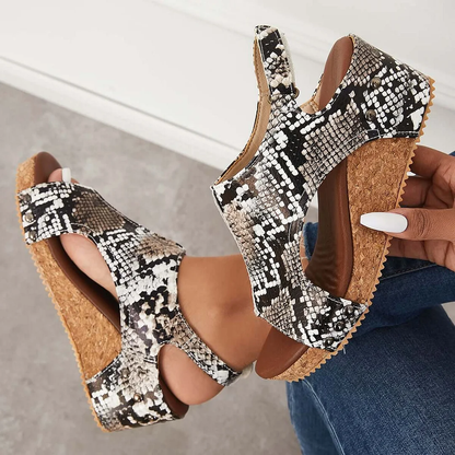 Gabriela - Wkładane sandały na koturnie i platformie z korka z paskiem z tyłu i klamrą na kostce