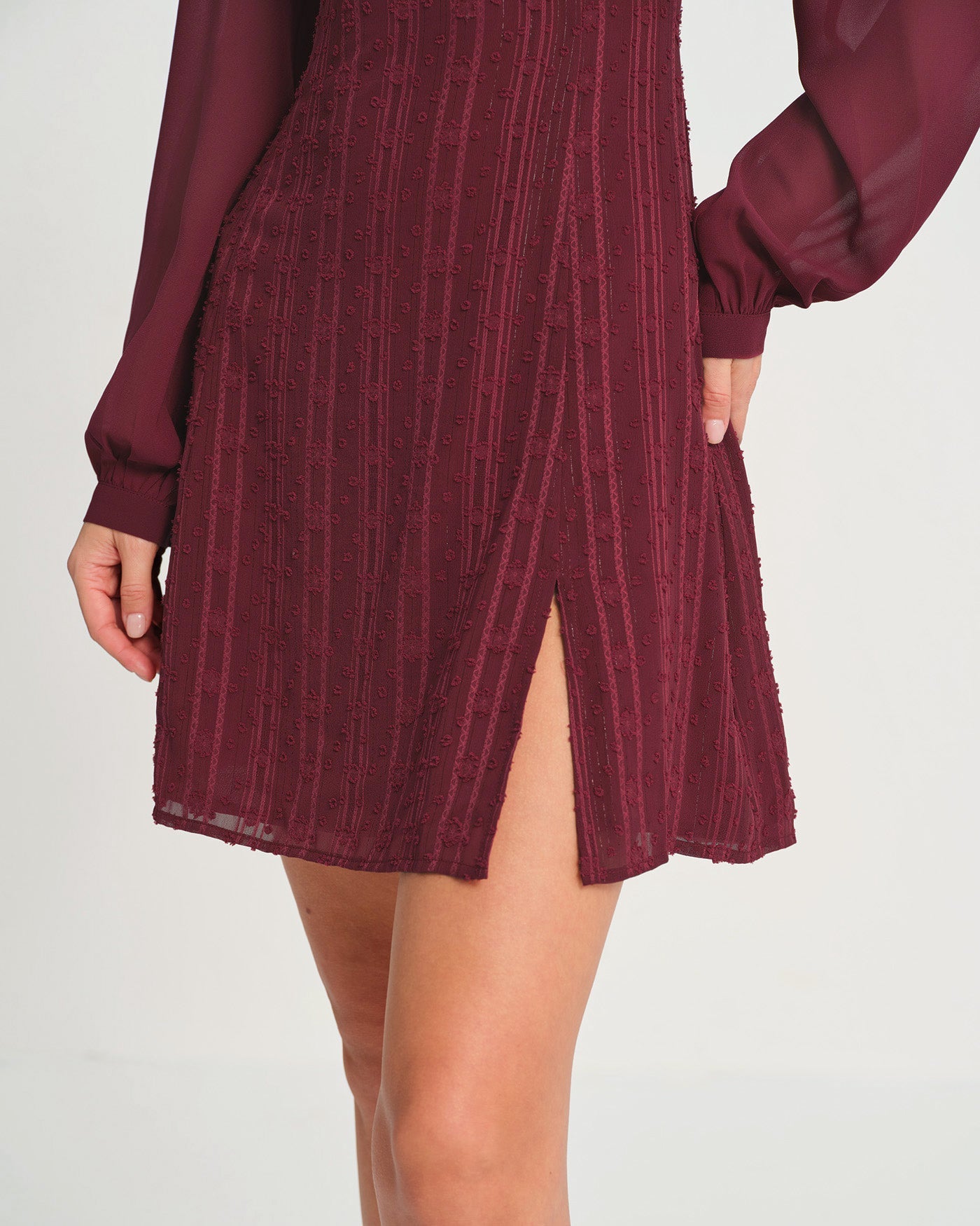 Vestido Mini de Chiffon Rojo Vino con Cuello Alto