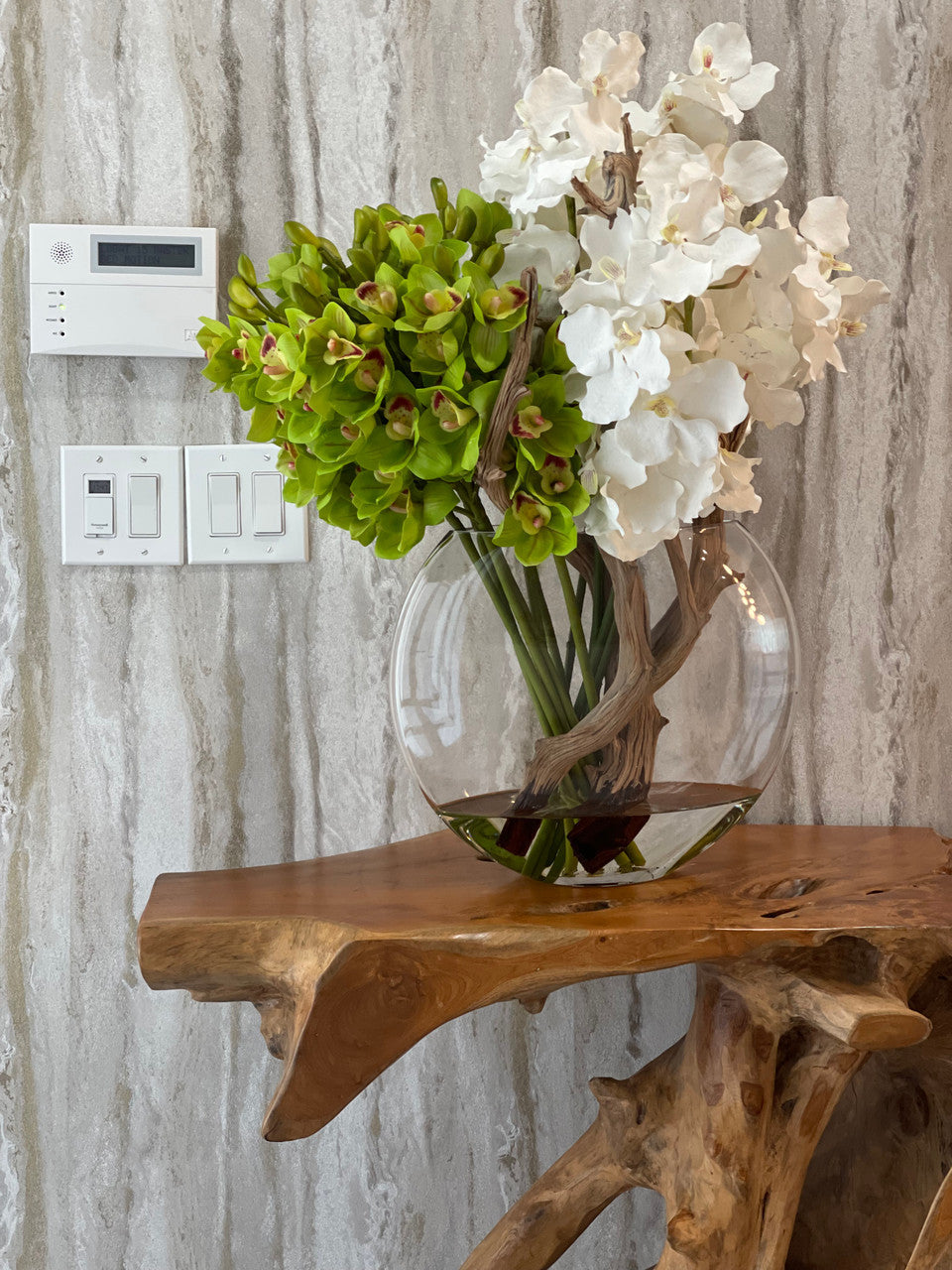 Arreglo de Orquídeas Cymbidium Verdes y Orquídeas Vanda Blancas en Jarrón de Vidrio Lunar