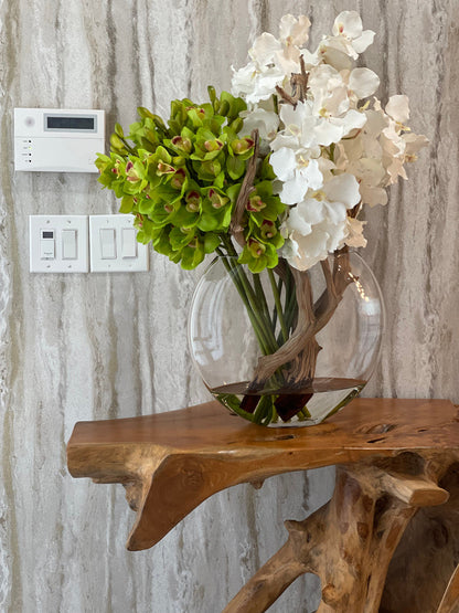 Arreglo de Orquídeas Cymbidium Verdes y Orquídeas Vanda Blancas en Jarrón de Vidrio Lunar