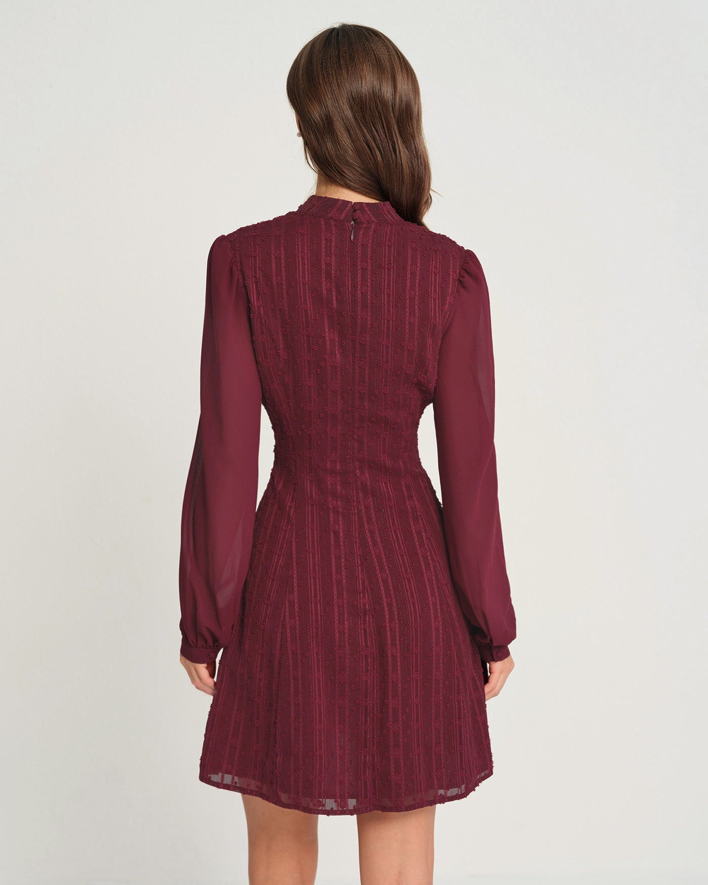 Vestido Mini de Chiffon Rojo Vino con Cuello Alto