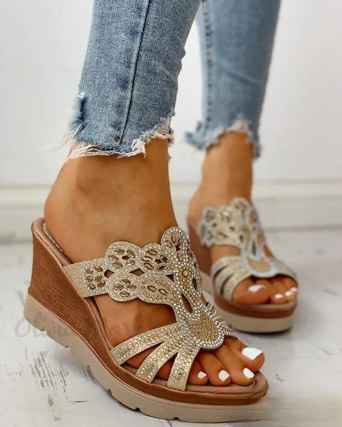 Gianna - Eleganckie sandały na koturnie z platformą i ćwiekami, idealne na okazje nieformalne