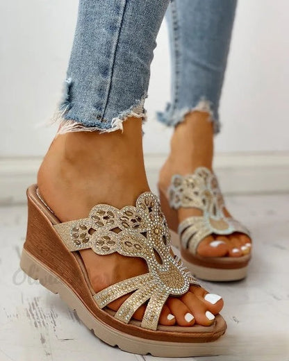 Gianna - Eleganckie sandały na koturnie z platformą i ćwiekami, idealne na okazje nieformalne