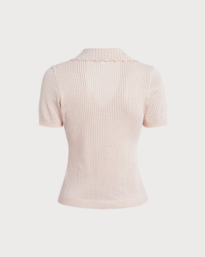 La camiseta de punto con cuello en V y botones en color nude
