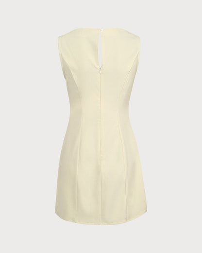 El Vestido Mini Amarillo con Corte en el Cuello