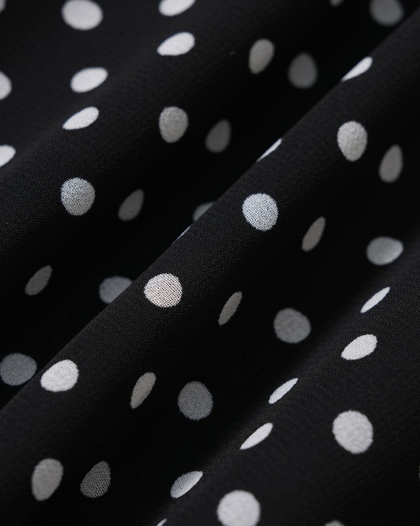 Vestido Mini de Chifón con Lunares Negros