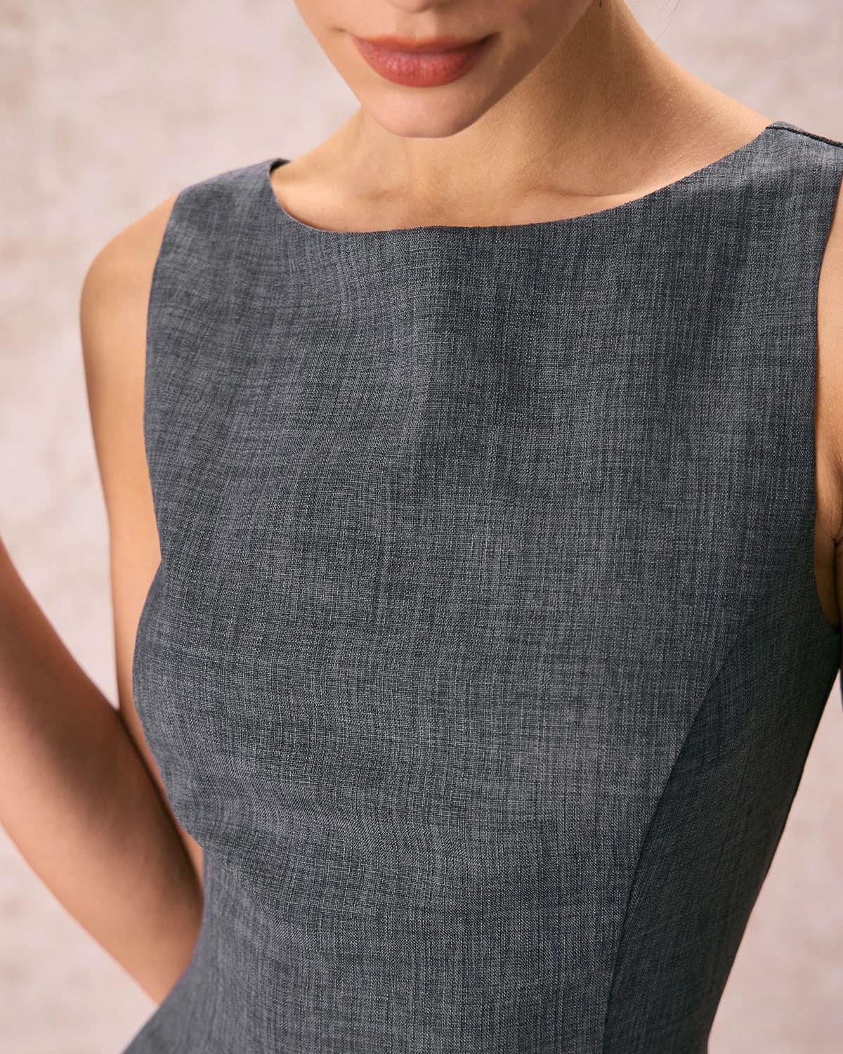 El Vestido Mini Sin Mangas de Cuello Barco Gris
