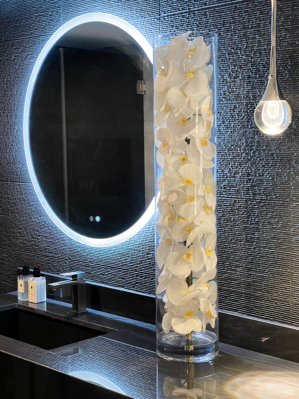 Arreglo de Orquídeas Phalaenopsis Blancas en Cilindro de Vidrio Soplado a Mano
