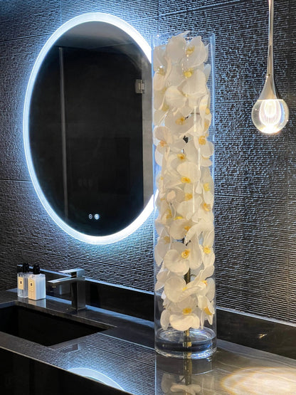 Arreglo de Orquídeas Phalaenopsis Blancas en Cilindro de Vidrio Soplado a Mano
