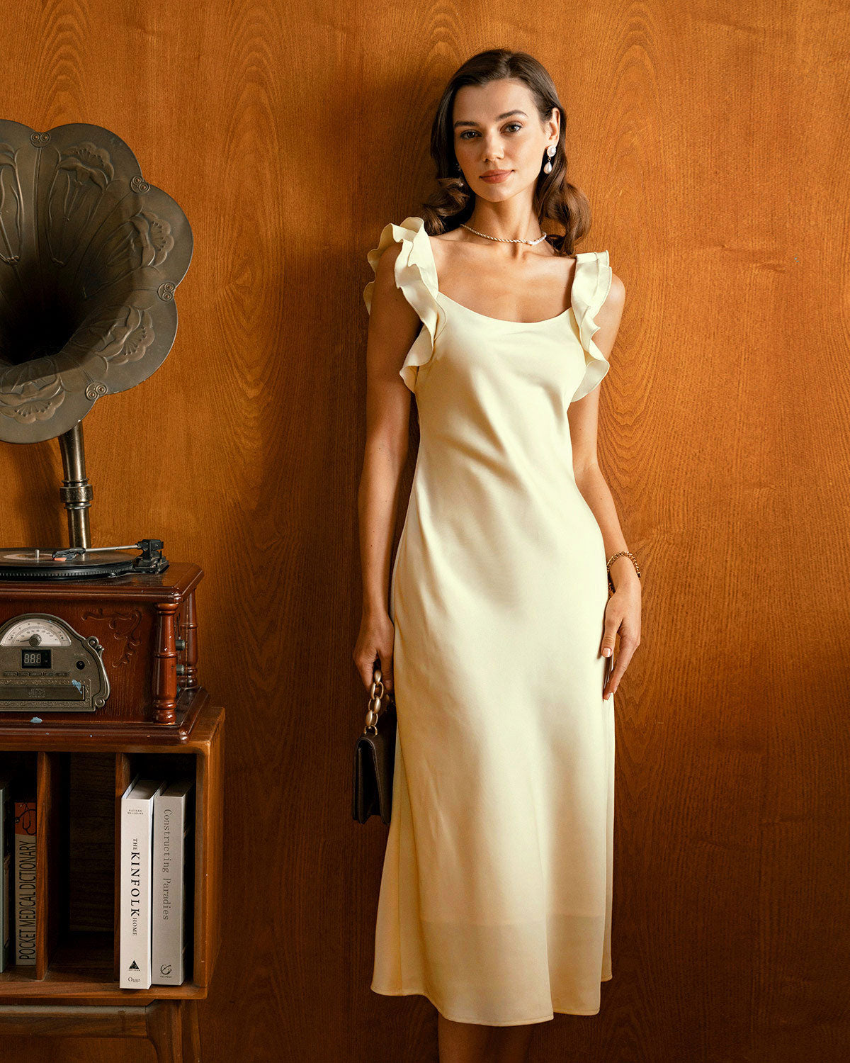 Vestido Midi de Satén con Cuello Cuadrado y Volantes Amarillo