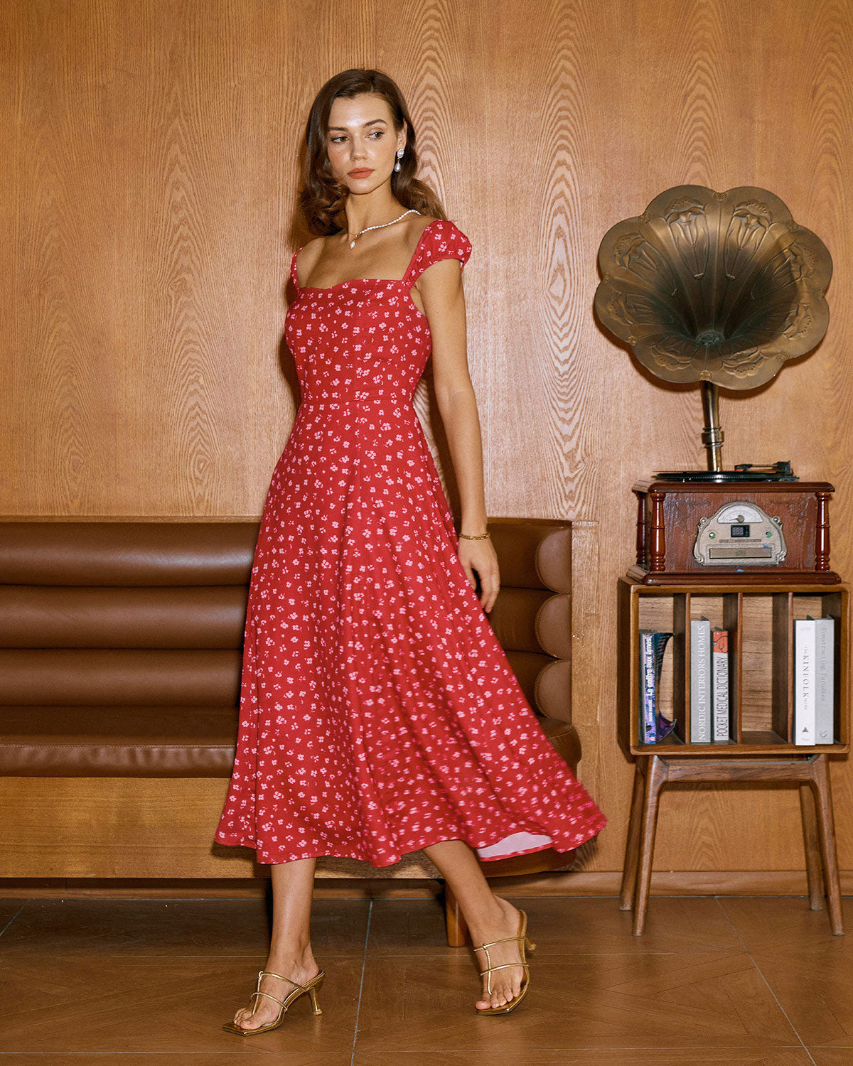 Vestido Midi Rojo Floral con Escote Corazón y Manga Corta