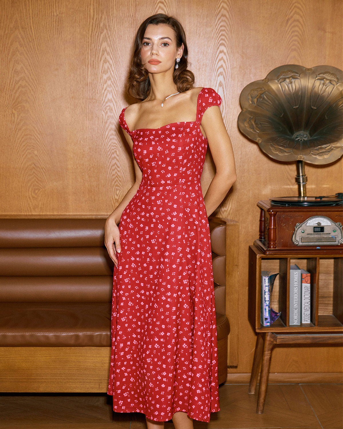 Vestido Midi Rojo Floral con Escote Corazón y Manga Corta
