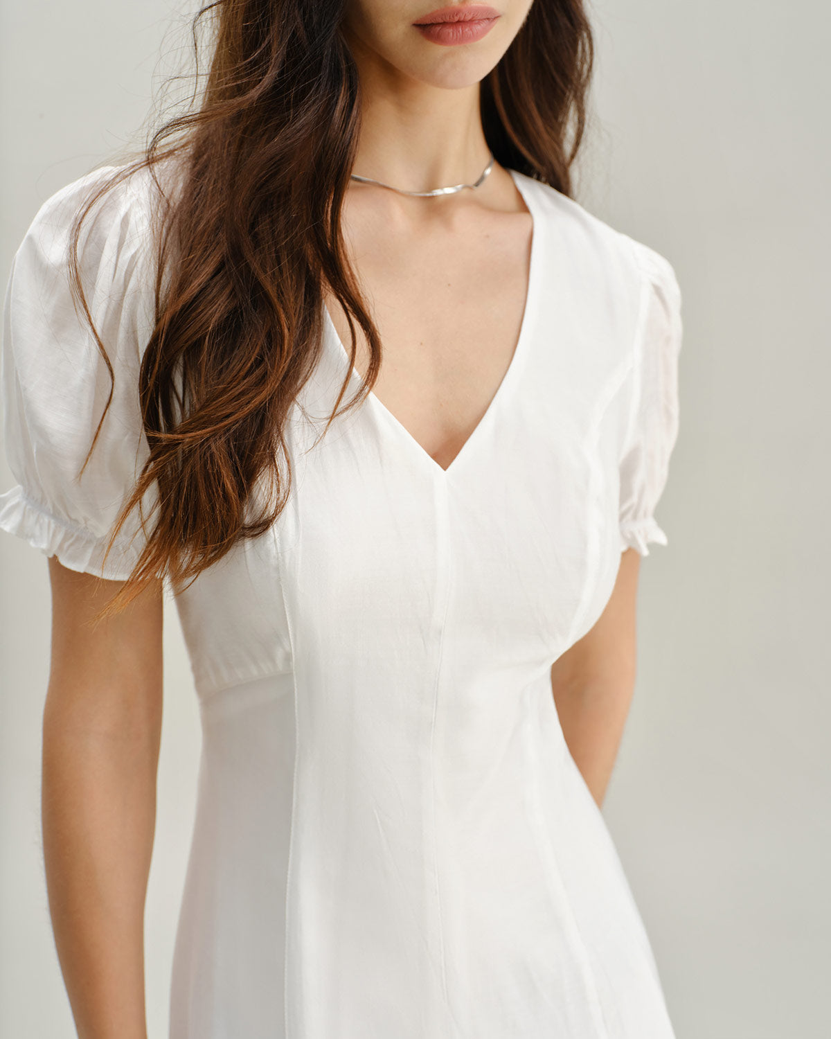 Vestido Midi de Cuello en V con Mangas Abullonadas Blancas