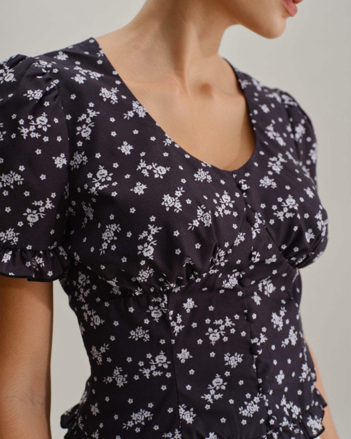 Blusa Negra con Estampado Floral de Cuello Redondo
